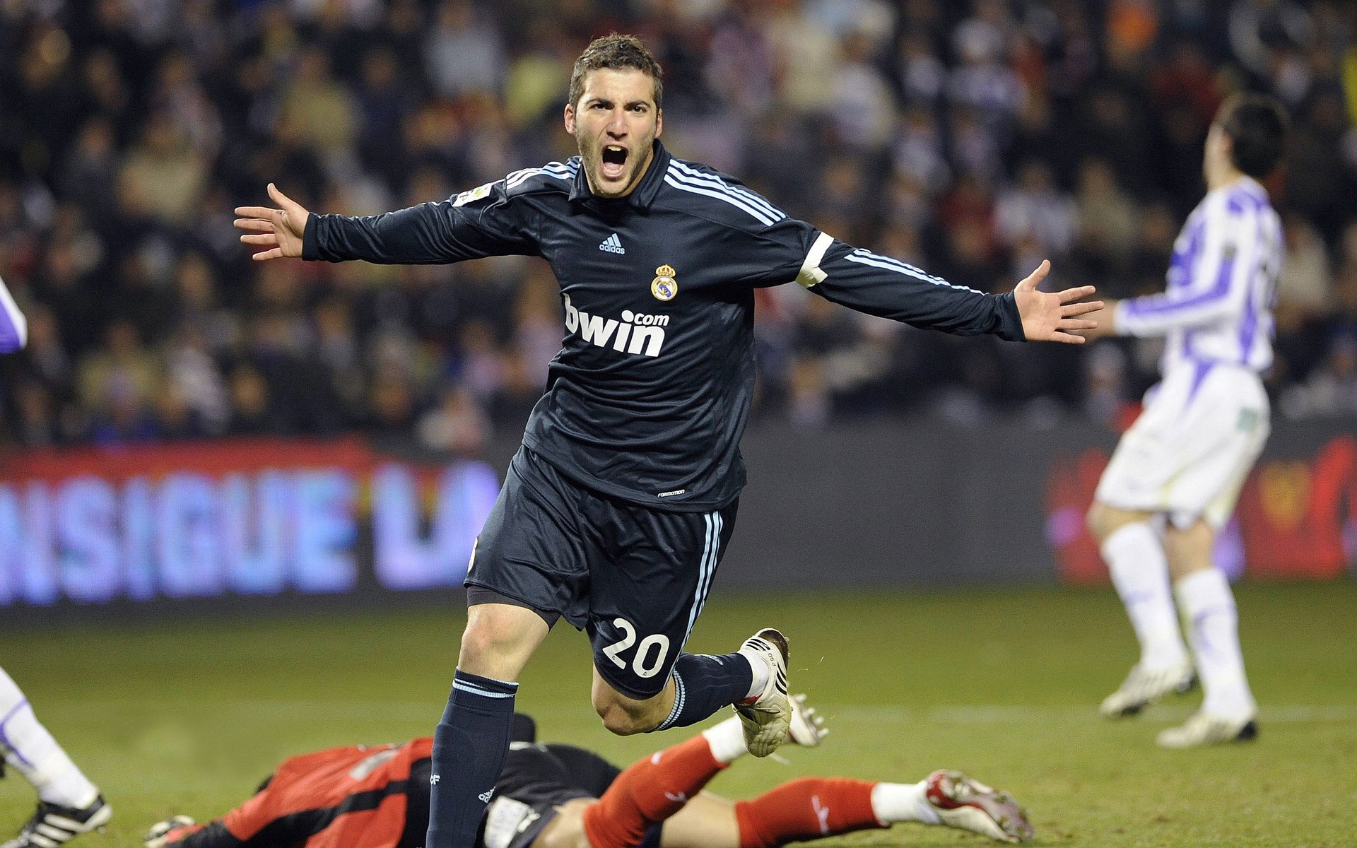 乔治·巴尔:凭借强大的比赛经验,他在全黑队中场稳住了球队的节奏